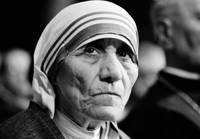 Mother Teresa Receives Honorary Degree in Medicine