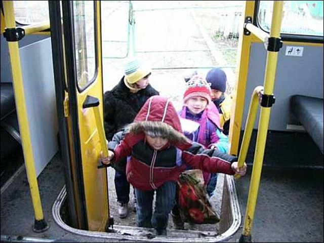 SHkolniki-v-avtobuse