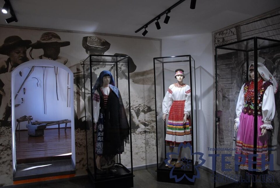 Pasted into Оригінальну колекцію лемківських хусток можна побачити на Тернопільщині у музейному комплексі (фото)
