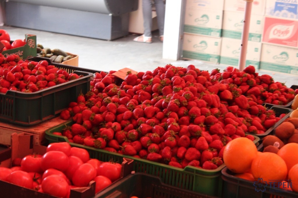 ягоди фрукти прилавок ринок