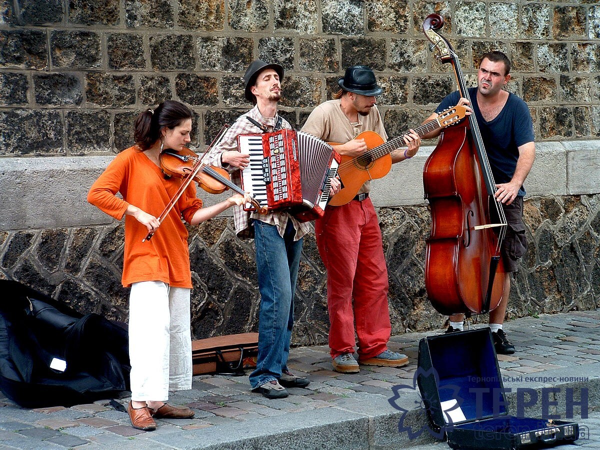 1200px-Music_band_in_Montmartre