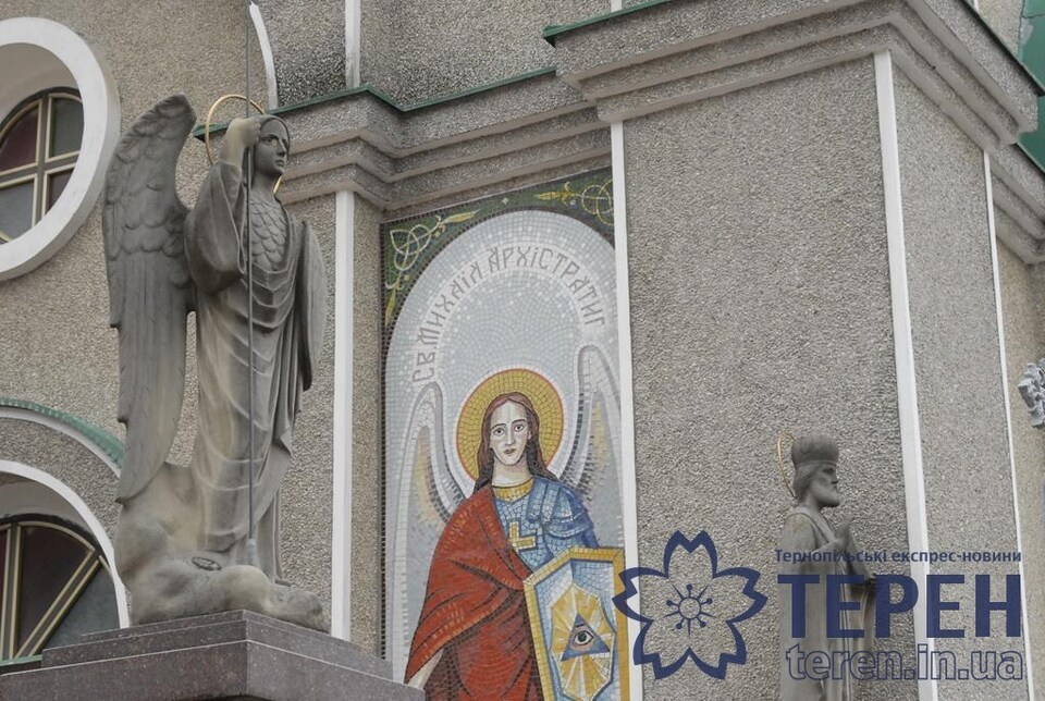 Pasted into На Тернопільщині 116-річна церква Покрови зберігає мозаїчні образи святих (фоторепортаж)