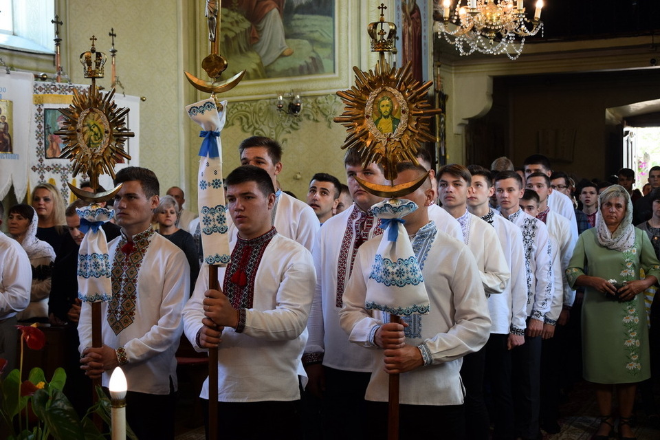 Pasted into На Тернопільщині за парти сіли майбутні священники (фоторепортаж)
