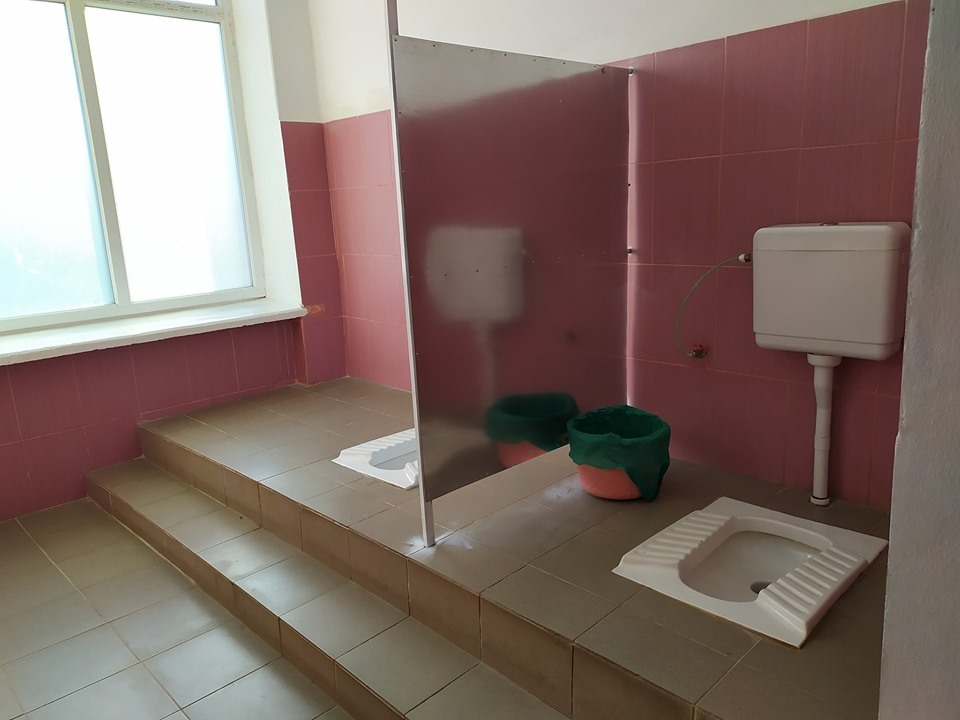 Какие туалеты в школе. Туалет в школе. Унитаз в школе. Женский туалет в школе. Туалеты в русской школе.
