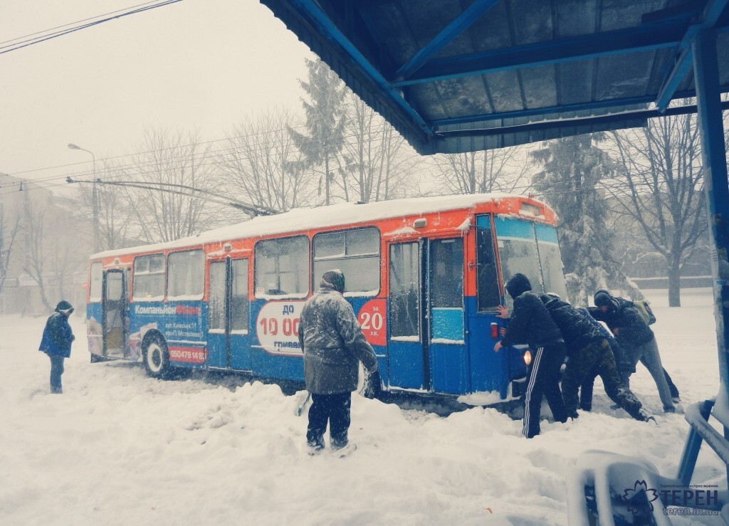 тролейбус зима штовхають