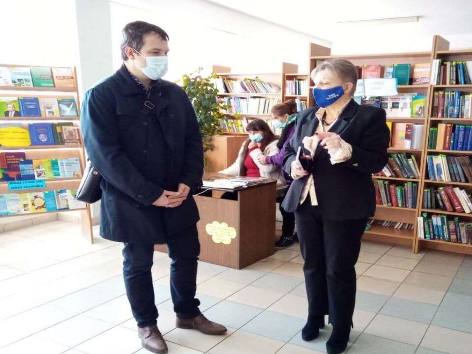 Директорка бібліотеки Ірина Чайка познайомила керівника проекту із можливостями та здобутками наукової бібліотеки університету (Copy)