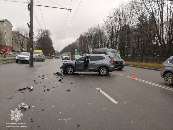 Pasted into У Тернополі зіткнулись чотири автівки (фото)