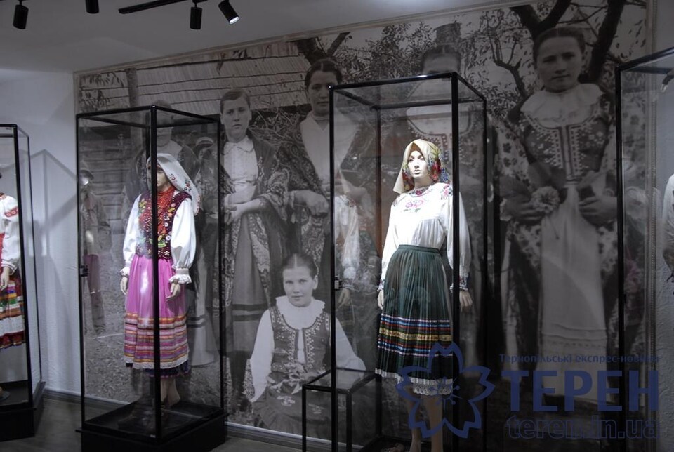 Pasted into Оригінальну колекцію лемківських хусток можна побачити на Тернопільщині у музейному комплексі (фото)