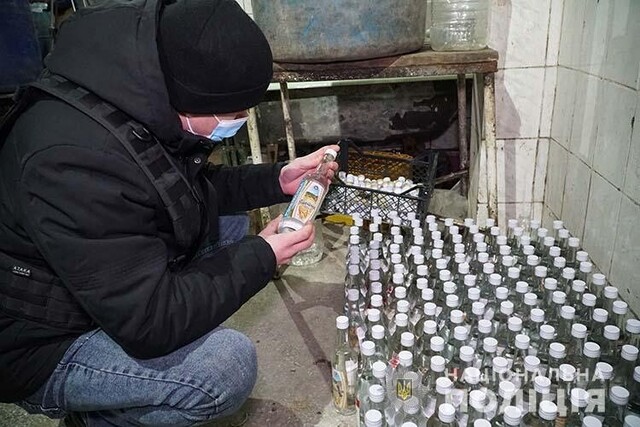 Pasted into У Тернополі викрили підпільний завод, де впродовж кількох місяців виготовляли контрафактну горілку та коньяк (фото, відео)