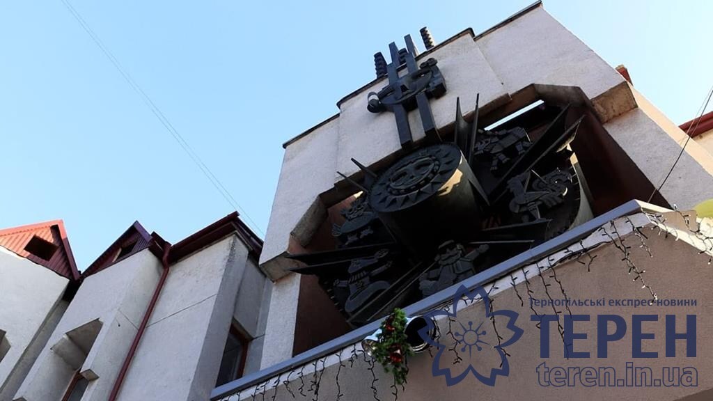 Pasted into У Тернополі завершать оновлення даху лялькового театру (відео)