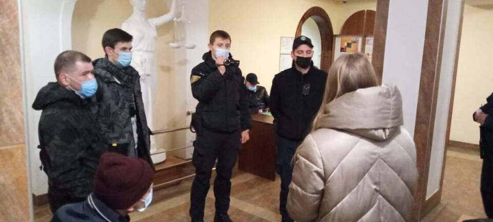 Pasted into Поводився підозріло, нервував у Тернополі чоловік намагався пронести до суду речовину, схожу на наркотик (фото)