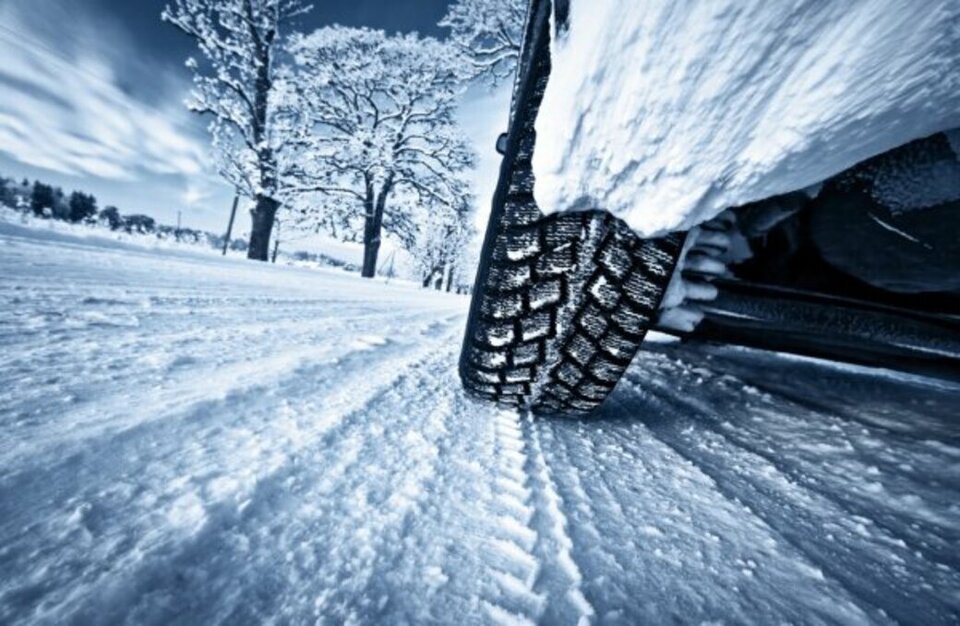 depositphotos_68151141-stock-photo-car-tires-on-winter-road (1)