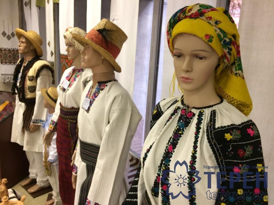 Pasted into У Тернополі в музеї зберігають автентичну 150-річну вишиванку (фото)