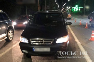 Pasted into У Тернополі пяна водійка вчинила ДТП та розбила вікно в патрульному авто (фото)