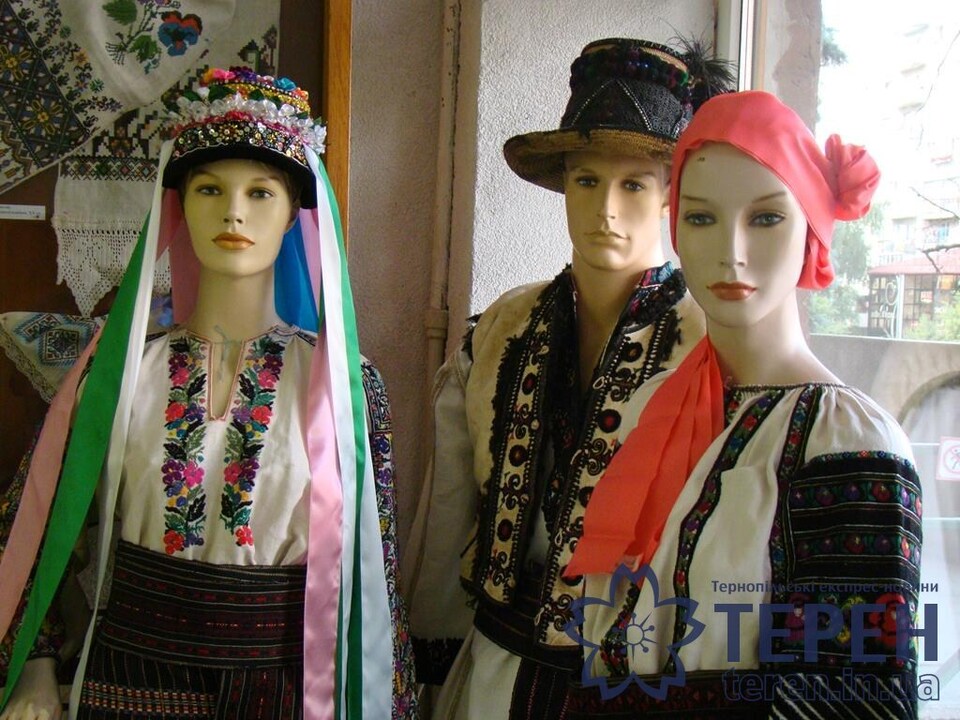 Pasted into У Тернополі в музеї зберігають автентичну 150-річну вишиванку (фото)